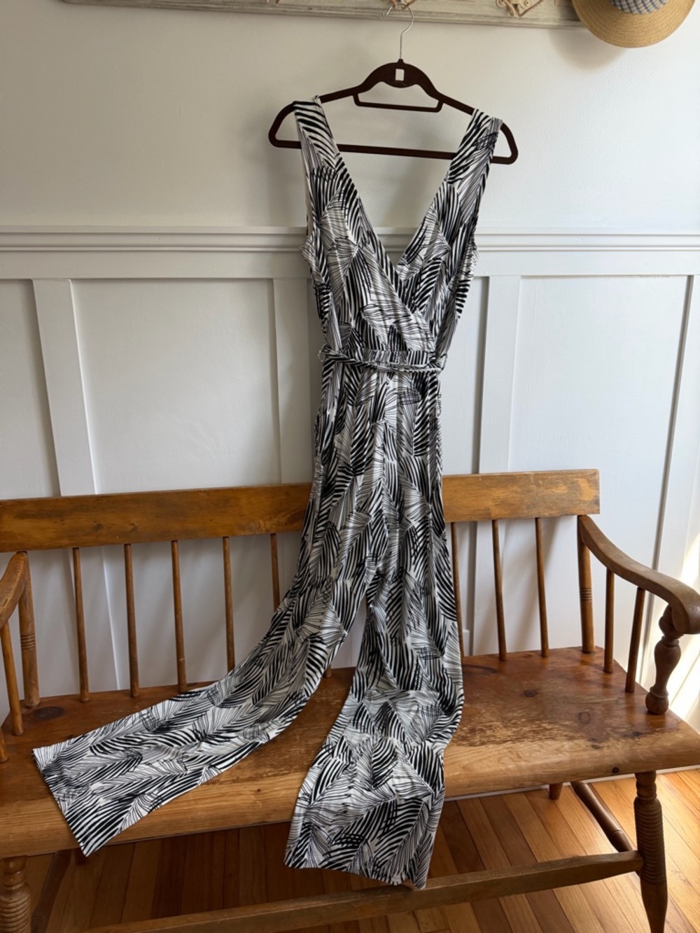 Black & White Palm-Print jumpsuit with V-Neck